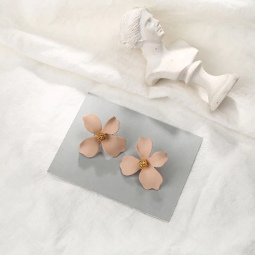 “Riya” Minimalist Cute Vibrant Daisy Stud Earring - Picture 4 of 5